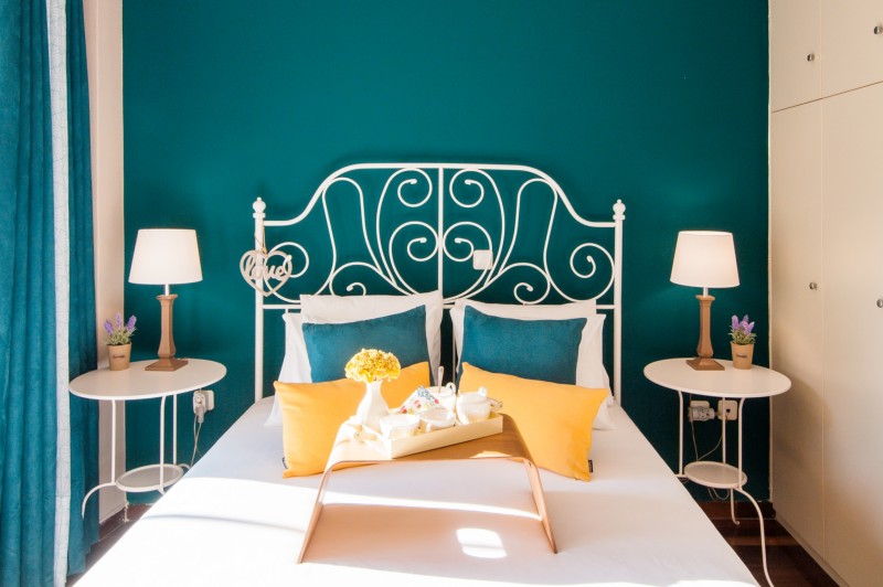 Средиземноморская квартира с балконом в теплых тонах в Афинах