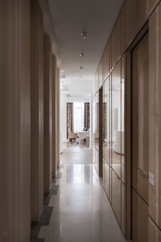 Светлый интерьер с яркими акцентами