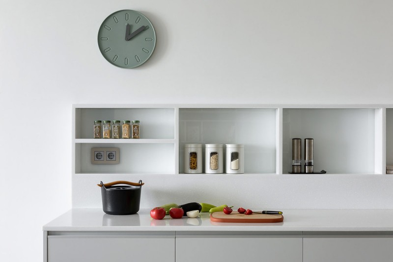 Акцент на синий и красный цвета