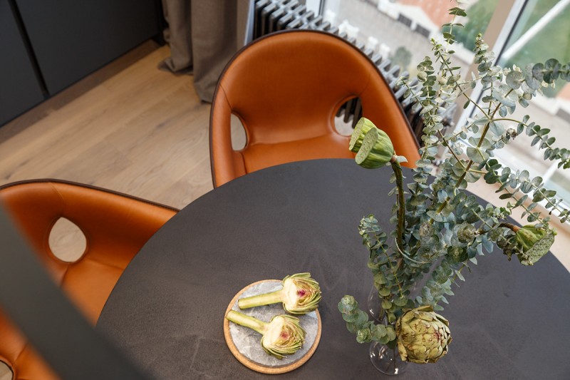 Фокусировка на панорамные окна в студии площадью 69 кв.м.