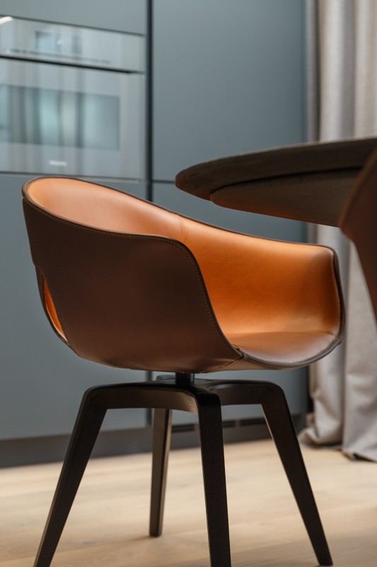 Фокусировка на панорамные окна в студии площадью 69 кв.м.