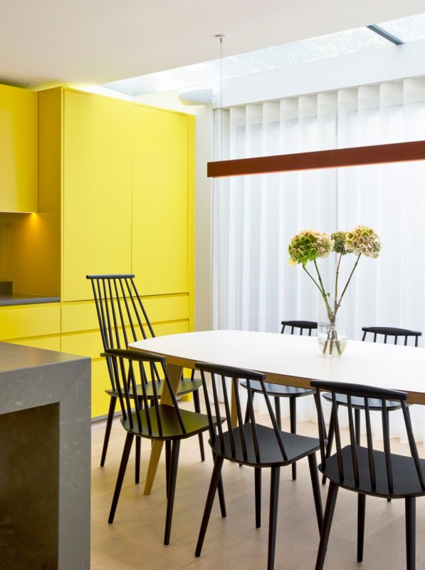 Яркие апартаменты в современном поместье середины века в Холланд-Парке, Лондон