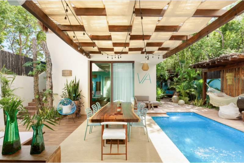 Красочный тропический модернизм в интерьере виллы в Мексике