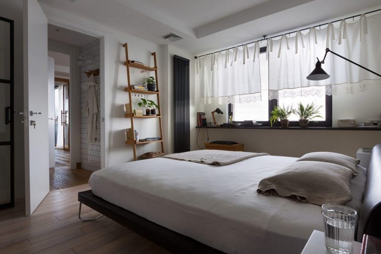 Контраст темных и светлых поверхностей в интерьере просторных апартаментов