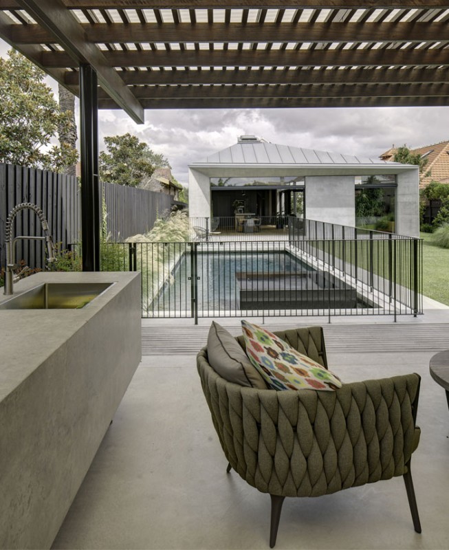 Переплетение дерева, бетона, стекла и металла в интерьере дома в Сиднее