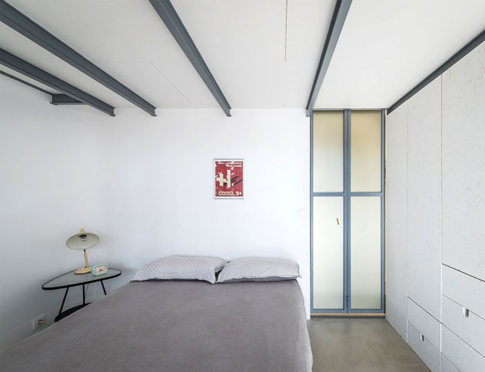 Перфорированная алюминиевая конструкция для спальни в парижских апартаментах