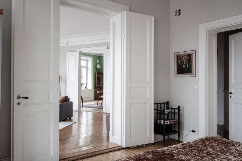 Высокие потолки и хорошо сохранившиеся детали начала ХХ века в апартаментах в Стокгольме