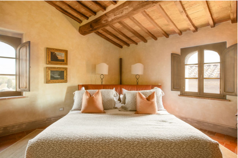 400-летний фермерский дом на вершине холма недалеко от Сиены, Италия 400-летний фермерский дом на вершине холма недалеко от Сиены, Италия