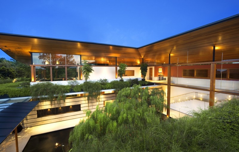 Экстерьер дома в Сингапуре с садом на крыше и прудом