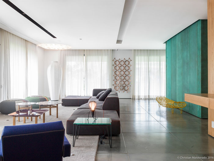 Интерьер пентхауса с полированными бетонными полами и обширной деревянной облицовкой