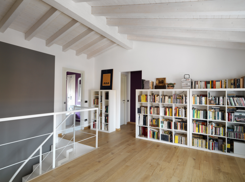 Интерьер просторной двухуровневой квартиры