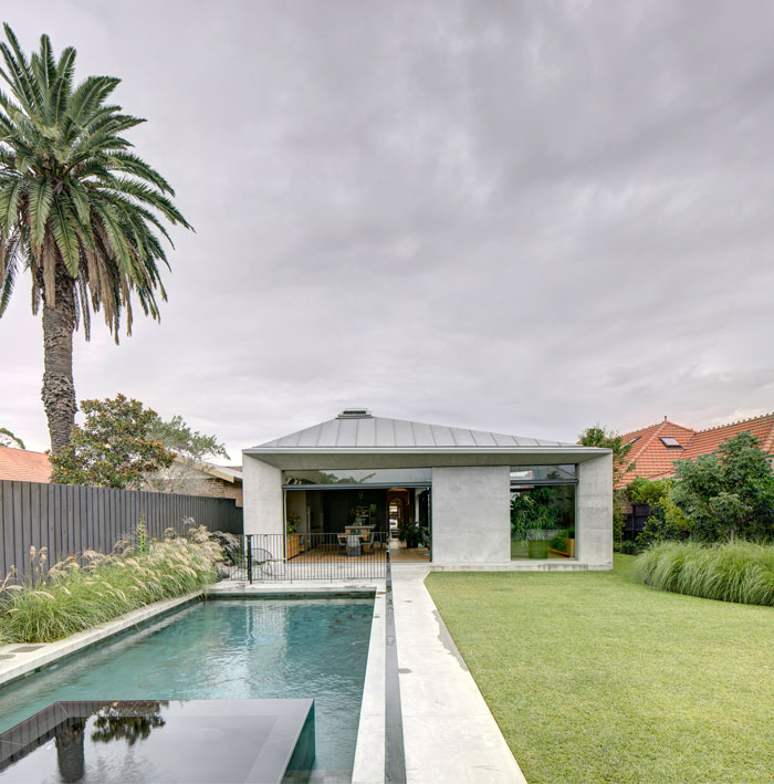 Переплетение дерева, бетона, стекла и металла в интерьере дома в Сиднее