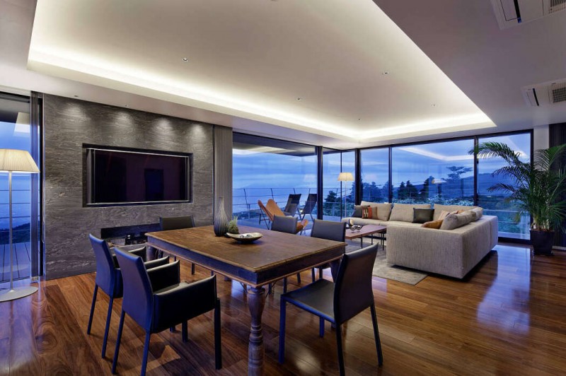 Современный двухэтажный дом, расположенный на озере Аши в Японии