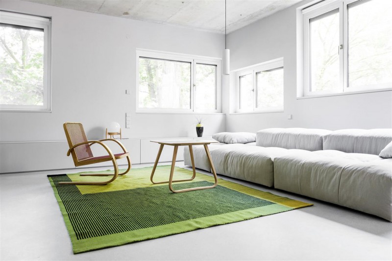 Деревянная мебель, красочные ковры и индустриальные элементы в интерьере особняка в Берлине