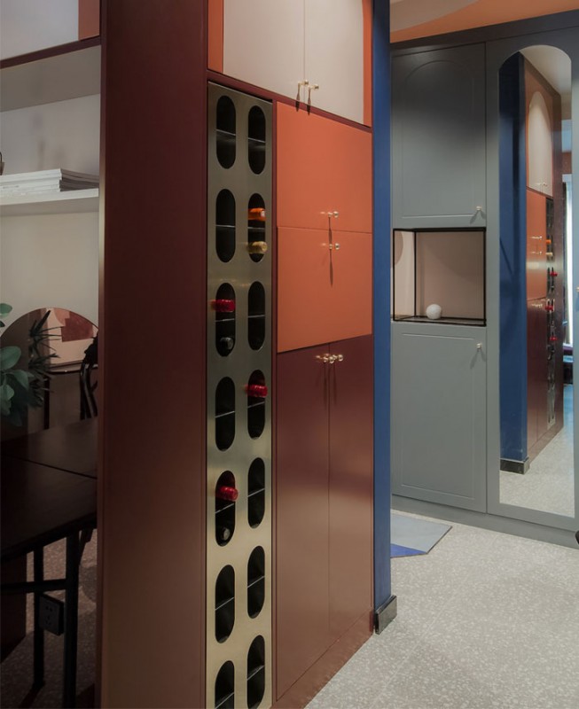 Игра форм, закругленных углов и ярких цветов в дизайне квартиры в Чэнду, Китай