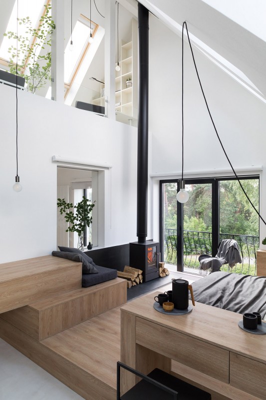 Интерьер просторной мансарды