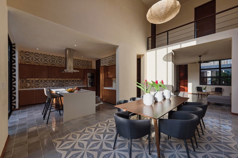 Использование камня и мозаики в декоре двора и дома в Мексике