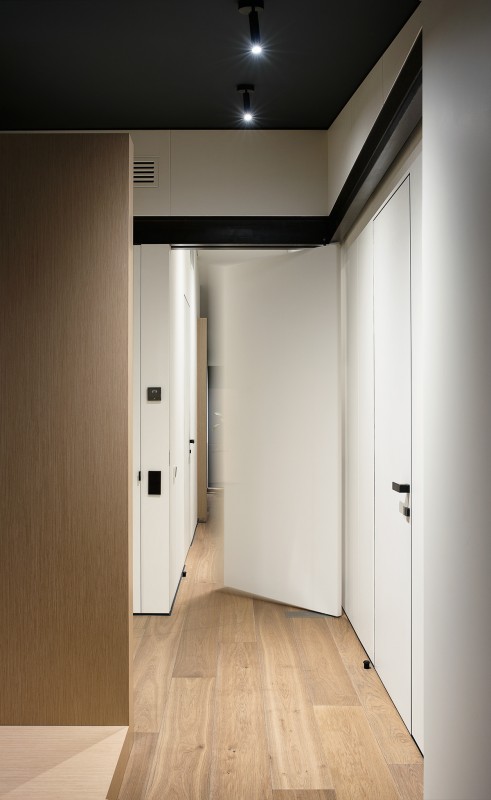 Монохромный интерьер двухуровневой квартиры Монохромный интерьер двухуровневой квартиры