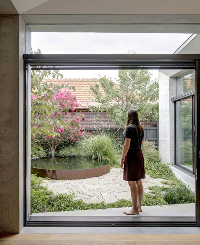 Переплетение дерева, бетона, стекла и металла в интерьере дома в Сиднее