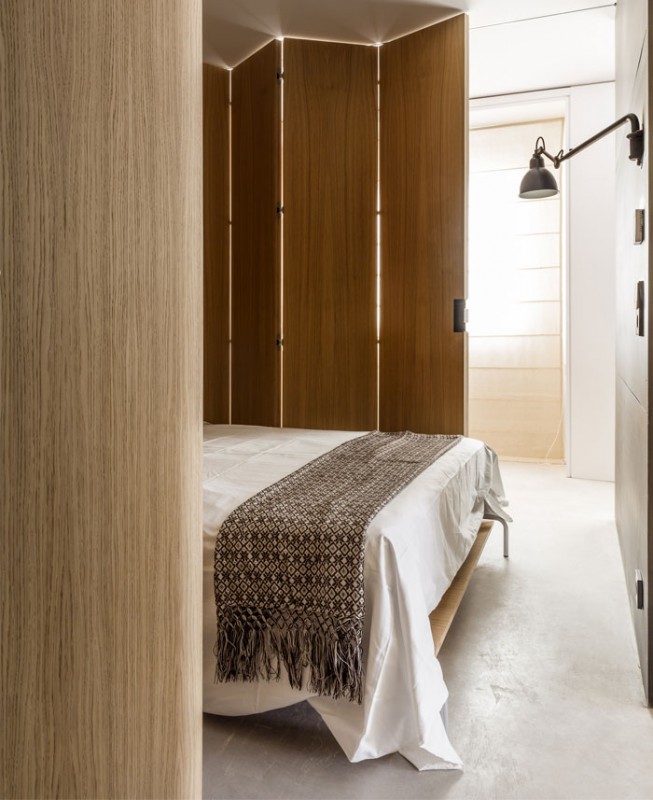 Сдержанные цвета, элегантная простота форм и материалов в интерьере мадридской квартиры