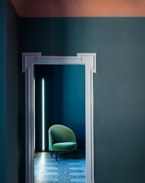 Смелые геометрические формы и яркие цвета в интерьере апартаментов в Милане Смелые геометрические формы и яркие цвета в интерьере апартаментов в Милане