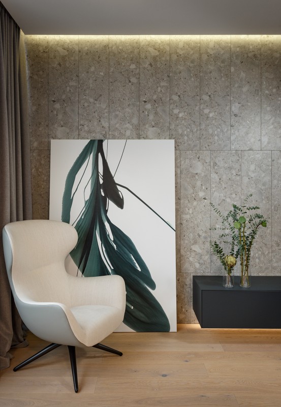 Фокусировка на панорамные окна в студии площадью 69 кв.м.