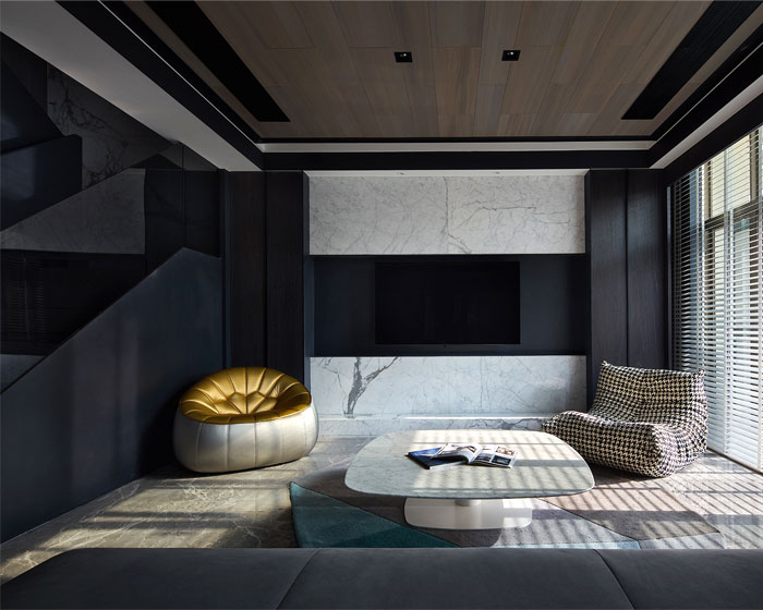 Интерьер апартаментов в темных тонах в Фучжоу, Китай