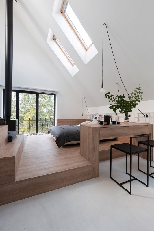 Интерьер просторной мансарды