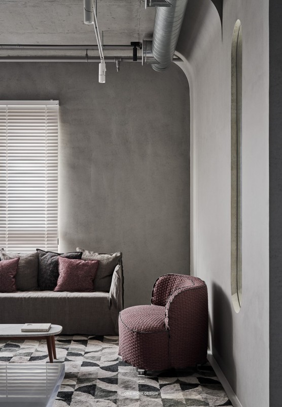 Интерьер просторных апартаментов в индустриальном стиле