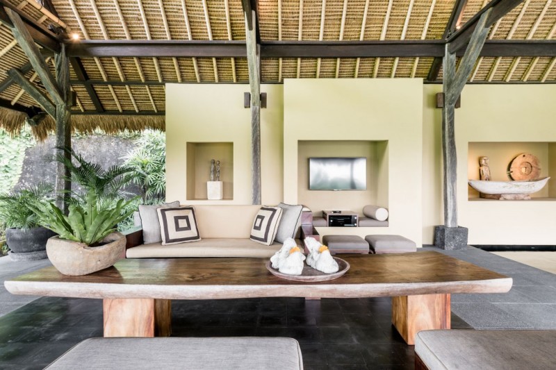 Современная вилла с соломенной крышей и видом на джунгли