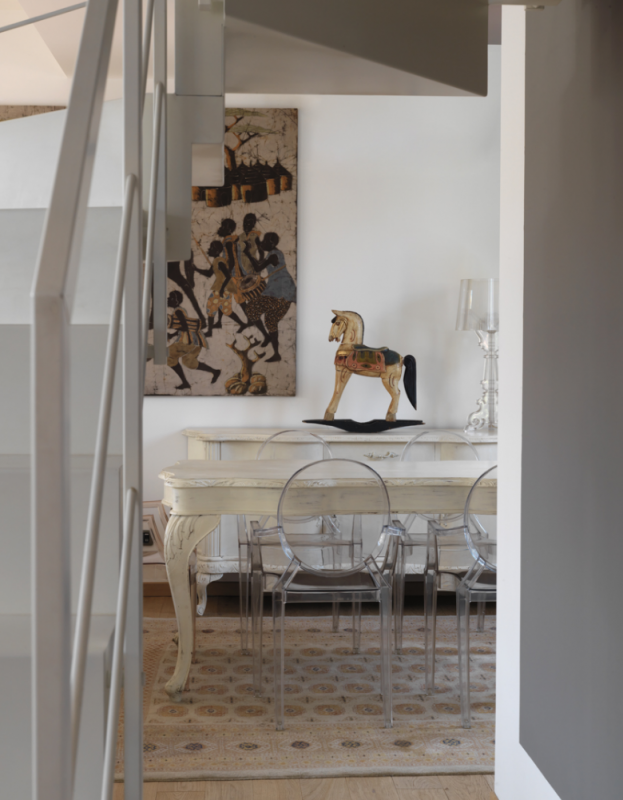 Интерьер просторной двухуровневой квартиры