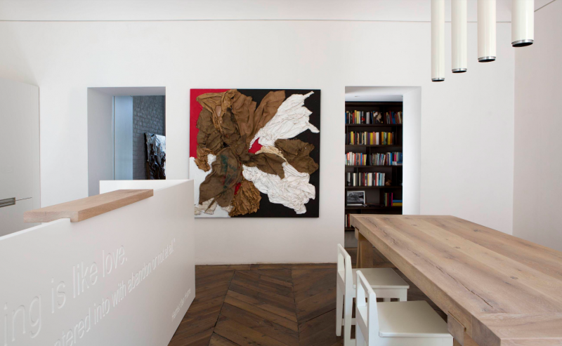 Контраст между винтажными и современными элементами в интерьере итальянский квартиры