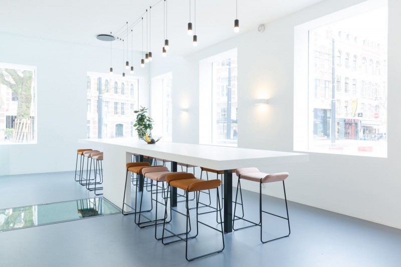 Лёгкий красочный дизайн офиса компании FinTech Bridgevest в Роттердаме