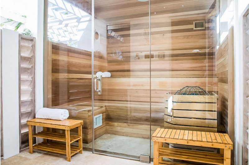 Небольшой отель Pearl West в городе Лонг-Бэй-Хиллс, острова Тёркс и Кайкос