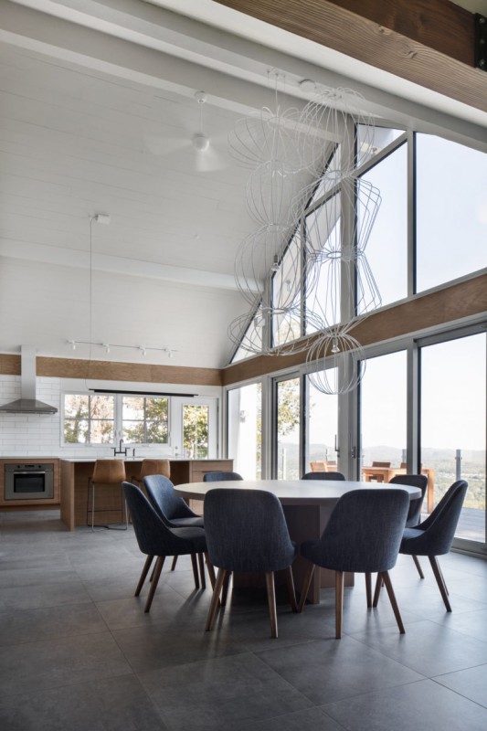 Реконструкция дома 1960-х годов постройки в Сен-Совер-де-Монт, Квебек, Канада