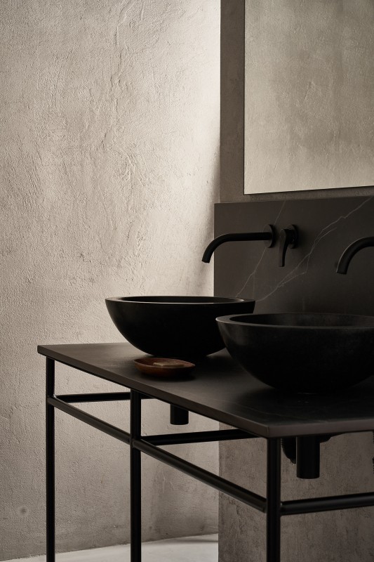 Сдержанный монохромный интерьер квартиры в Вене