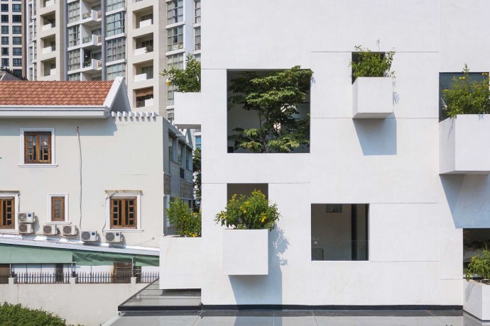 Частный дом Sky House посреди многоэтажек в Хошимине, Вьетнам