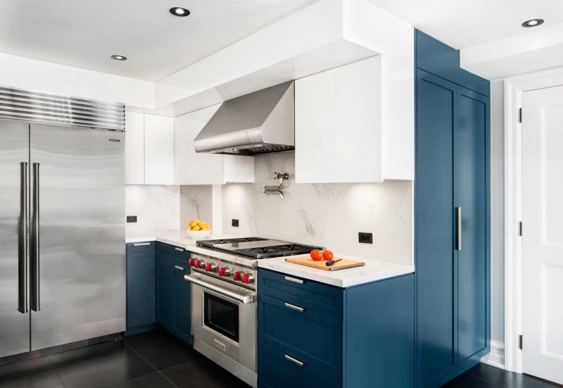 Интерьер апартаментов в Нью-Йорке в нейтральной цветовой гамме с добавлением синих акцентов