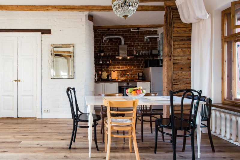 Интерьер уютной стильной мансарды