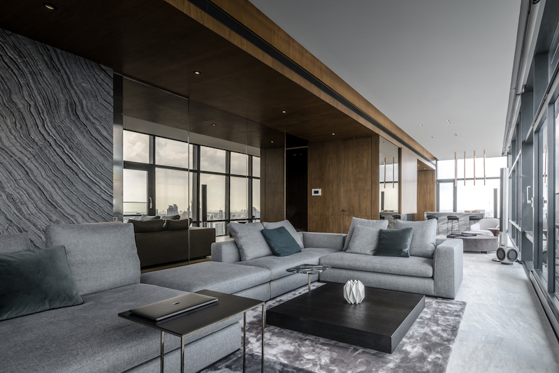 Пентхаус с изысканным декором и панорамными окнами