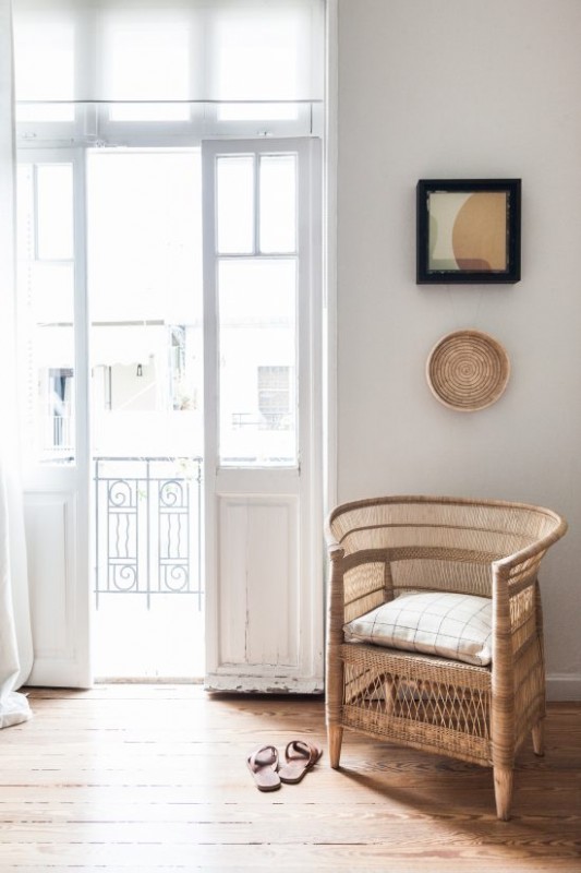 Плетеная мебель и элементы декора в интерьере афинской квартиры Плетеная мебель и элементы декора в интерьере афинской квартиры