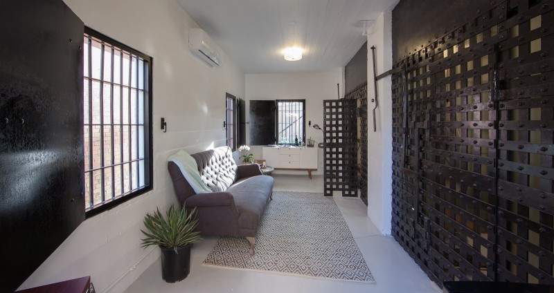 Крошечный отель, переоборудованный из двухкамерной тюрьмы Крошечный отель, переоборудованный из двухкамерной тюрьмы