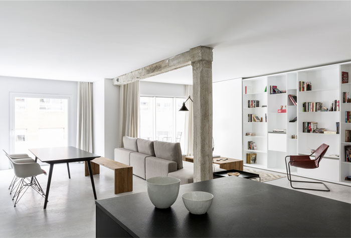 Сдержанные цвета, элегантная простота форм и материалов в интерьере мадридской квартиры