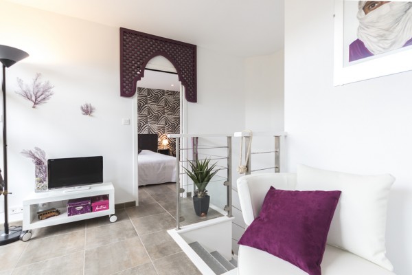 Смелое использование ярких цветов на вилле во Франции