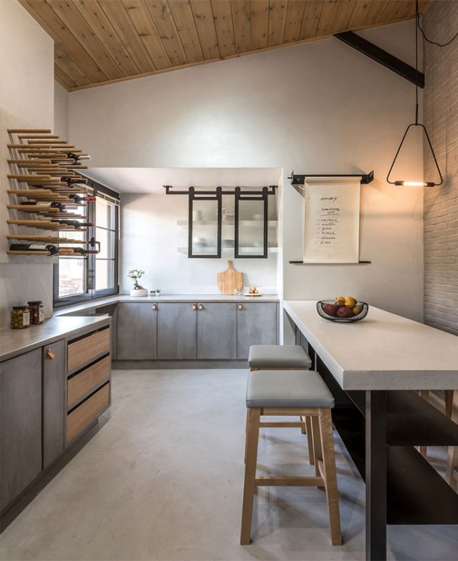 Современная индустриальная динамика в интерьере греческого дома