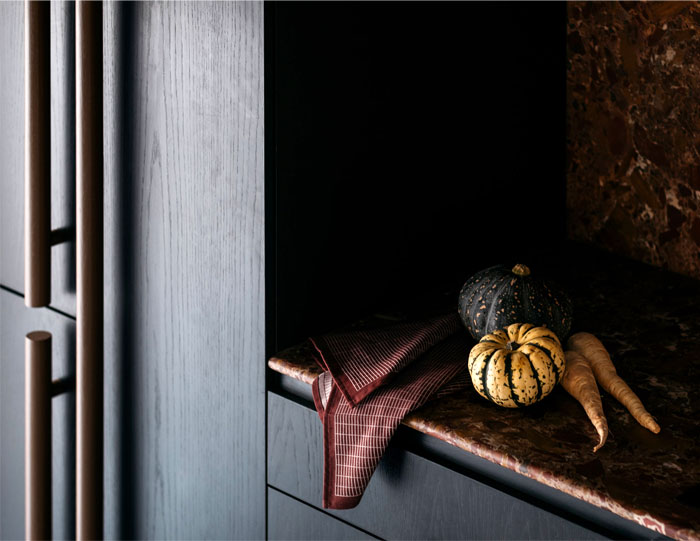 Темные оттенки в интерьере квартиры в Сиднее Темные оттенки в интерьере квартиры в Сиднее