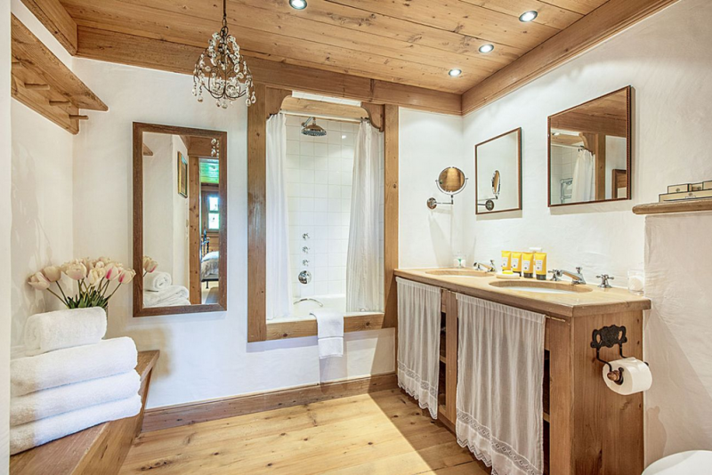 Классическое деревянное шале в Банье, Швейцария