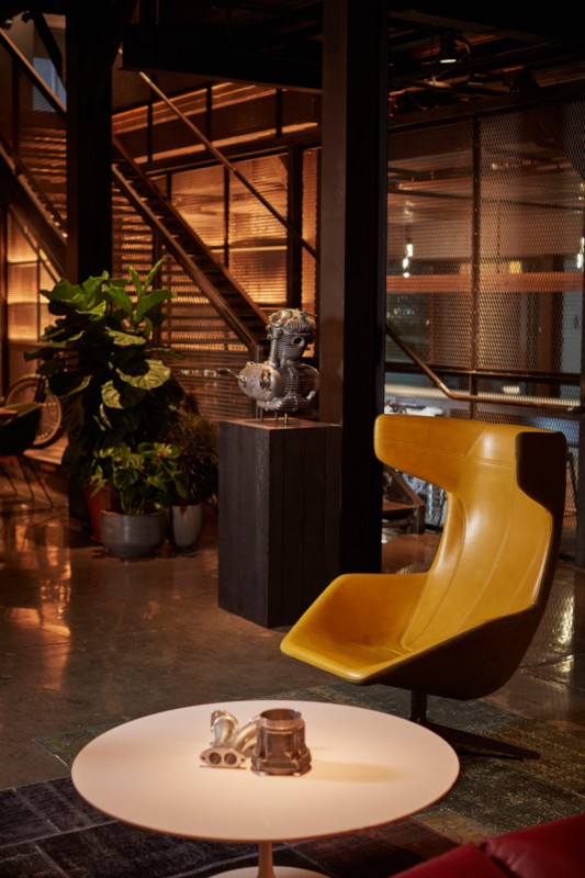 Клуб любителей классических автомобилей, расположенный на пристани 76 на реке Гудзон, Нью-Йорк