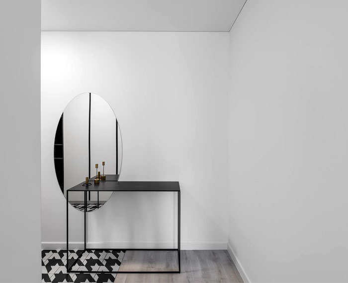 Латунный и черно-серый декор в интерьере литовской квартиры