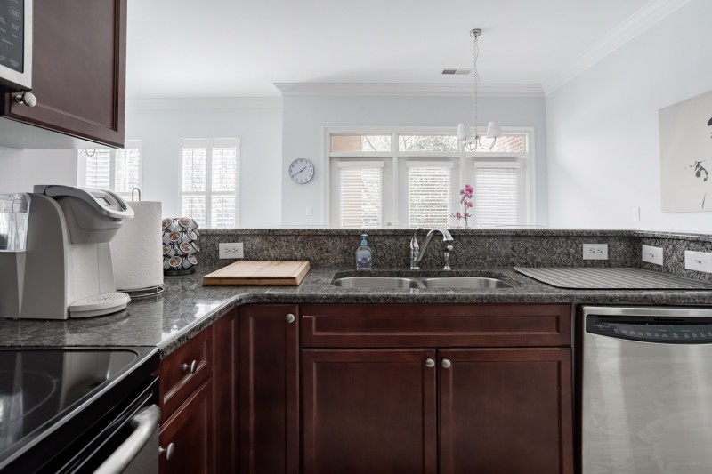 Нейтральные тона, оттенки синего и деревянные акценты в интерьере квартиры в Северной Каролине